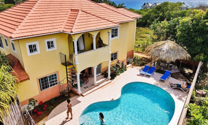 Treasure Beach Villa | LARGE Private Pool - 1 minute walk to beach AC in ALL bedrooms !!!