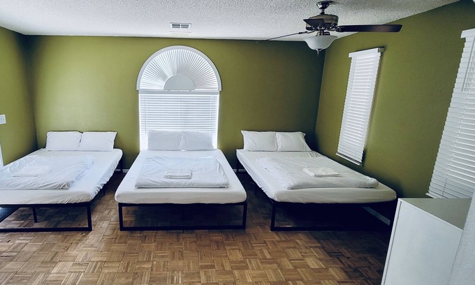 Ridgecrest Casa | Large Private Room [#4] - 3 Queen Beds - Shared Bathroom