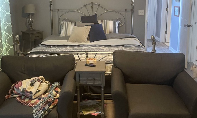 Bellevue Casa | Large private room and private bathroom enter through our front door quite clean
