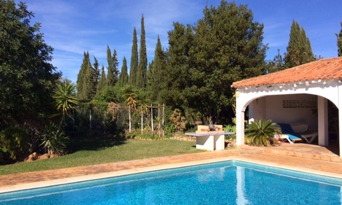Portimao Villa | Hermosa villa grande (300 m2) con piscina privada, maravilloso jardín y cuatro habitaciones.