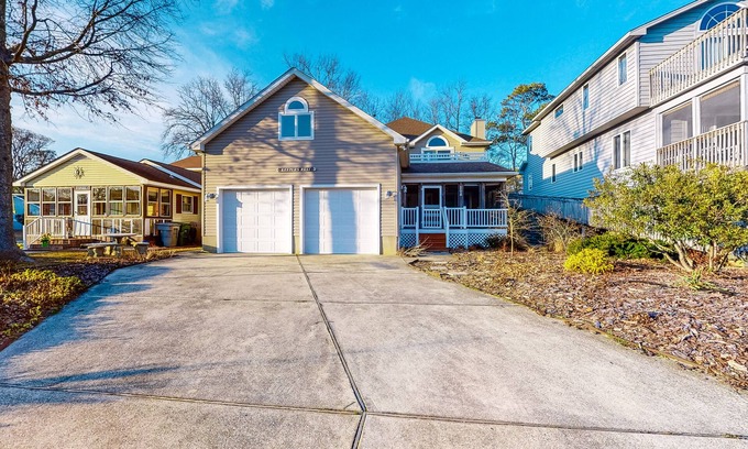 Caine Woods Casa | Large, Quiet Family Home w/ Deck, Porch & WiFi - Walk to the Beach, Shops & More