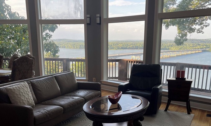 Little Rock Casa | Large river-view home convenient to the city, freewsys and sirport.