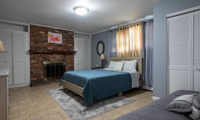Stamford Casa | Large Room in shared 2 Bed 1 Bath Cozy Apartment!