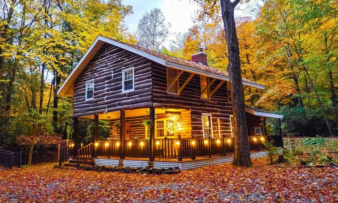 Normalville Cabina | Large Rustic Log Cabin in the Laurel Highlands