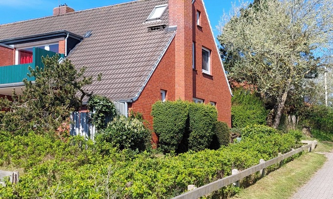 Spiekeroog Casa | Large semi-detached house with beautiful south-facing terrace and garden and view of the dune