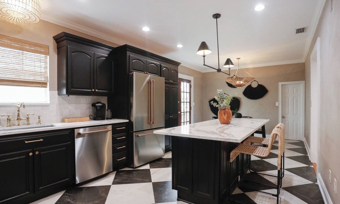 Historic Uptown Casa | Large Six Bedroom Home, Walkable to Downtown St. Pete, 20 mins To Beaches