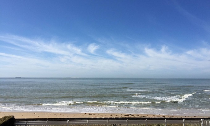Pornichet Apartamento | LARGE SOUTH-FACING 4-BEDROOM APARTMENT WITH DIRECT BEACH ACCESS