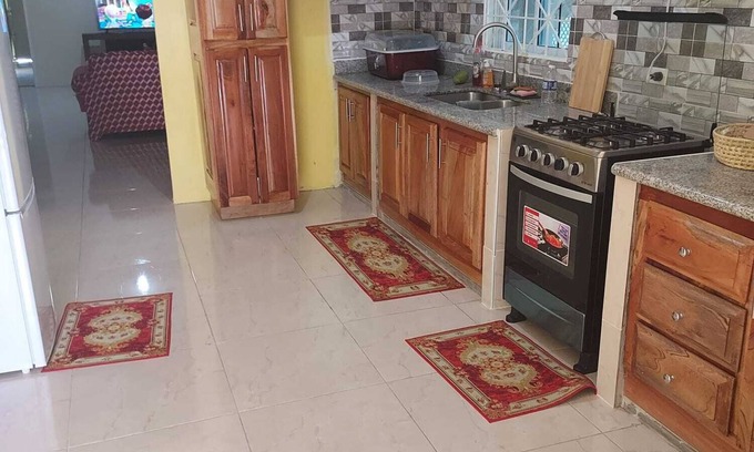 May Pen Casa | Large spacious 2 bedroom 2 bathroom, secure garage family house.