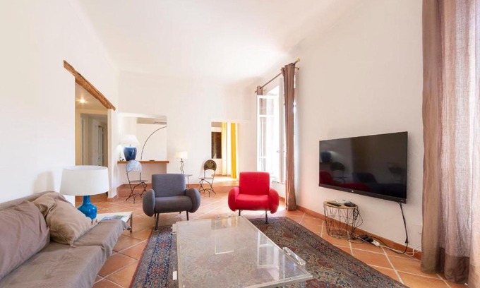 Antibes Old Town Apartamento | Large spacious 3 BDR apt heart of Antibes 300 meters from beach