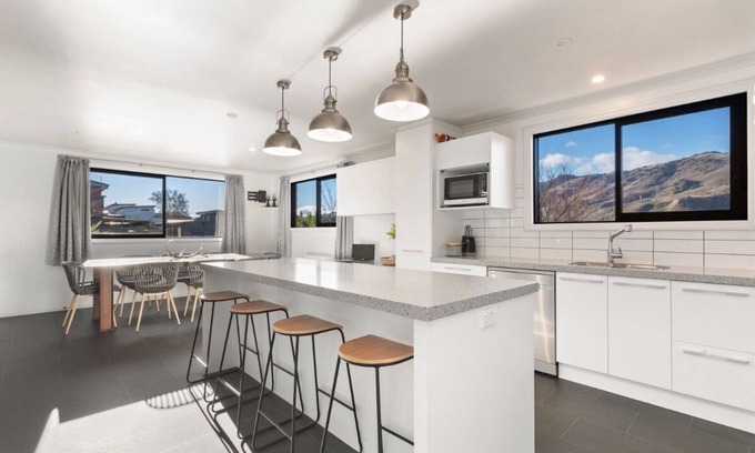 Lowburn Casa | Large, spacious home great for large numbers