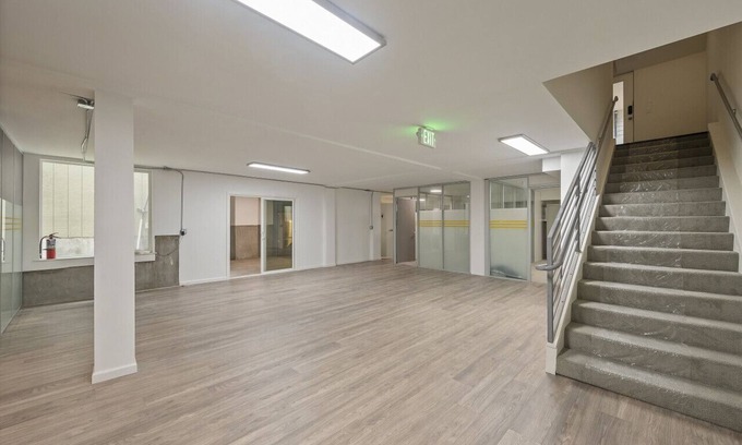 Mission District Condominio | Large Spartan Space in Center of San Francisco