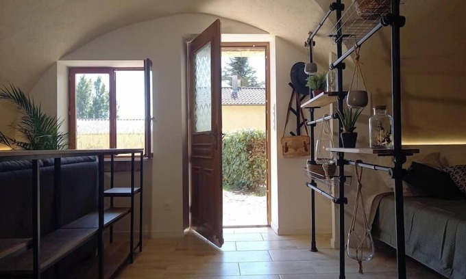 Montboucher-sur-Jabron Apartamento | Large studio with garden and free parking