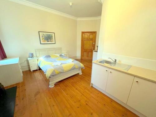 Sutton West Casa | Large Studio (Ground Floor) in Sutton