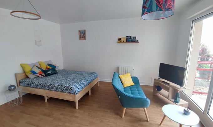 Dinan Apartamento | Large Studio in quiet inner-city location