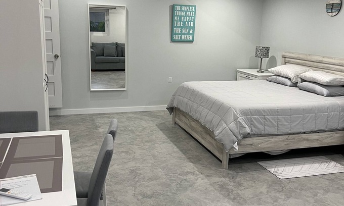 Seven Mile Beach Apartamento | Large studio with AC - Steps to the ocean