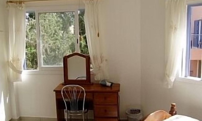 Paphos Apartamento | Gran terraza para tomar el sol, balcón, dos piscinas, todos los principales canales de televisión del Reino Unido y wif ilimitado