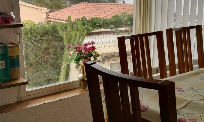 La Canuta Apartamento | Amplio y soleado apartamento con vista al mar y piscina.