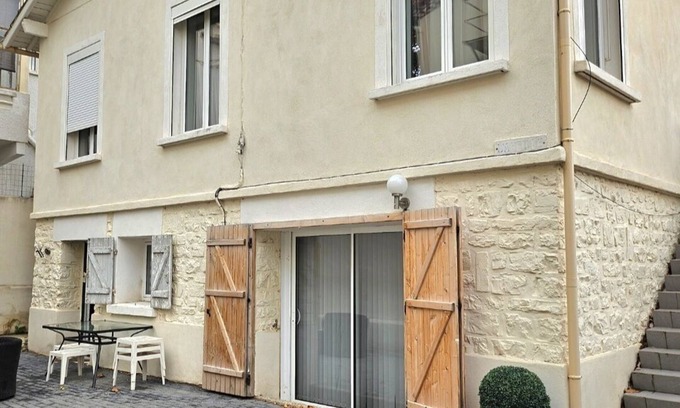 Saint-Eloi Apartamento | Large T5 near town center with terrace and private pool