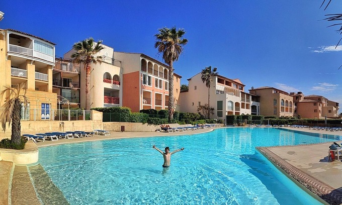 Six-Fours-les-Plages Apartamento | Gran terraza, playa de 50m con vista al mar + piscina privada + estacionamiento cerrado