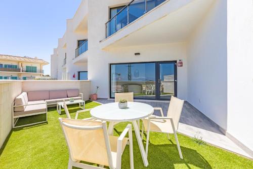 Tarifa Apartamento | Large terrace, swimming pool, private garage and fiber