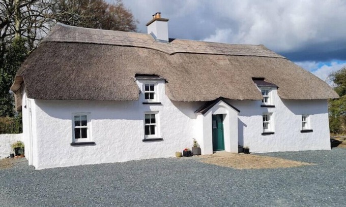 Monageer Casa | Large Thatched Farmhouse
