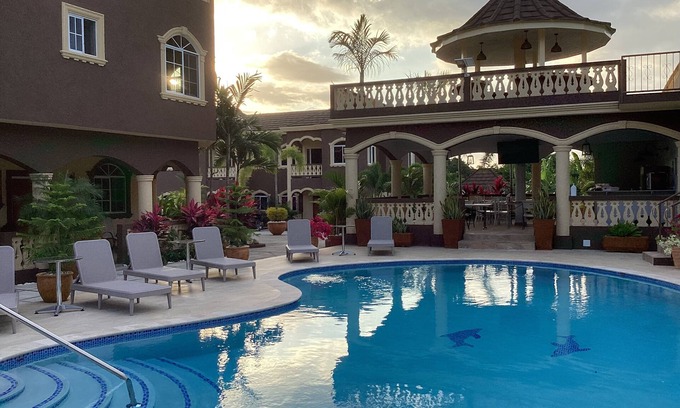 Runaway Bay Cama Y Desayuno | Large Three Bedroom, Three Bathroom Apartment with Open Kitchen and Living Room