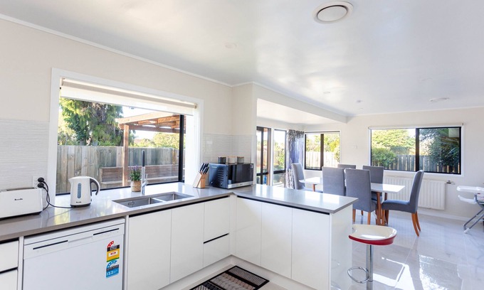 Rotorua Casa | Large Town House close to Golf club Te puia and Polynesian Spa