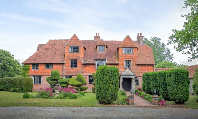 Chiddingly Casa | Nuestra encantadora y cómoda casa antigua Manor duerme hasta 20, con jacuzzi y piscina.