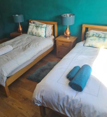 Pill Casa | Large twin room in Shirehampton