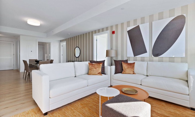 West Fens Apartamento | Large Two Bedroom, One Block From Fenway Park