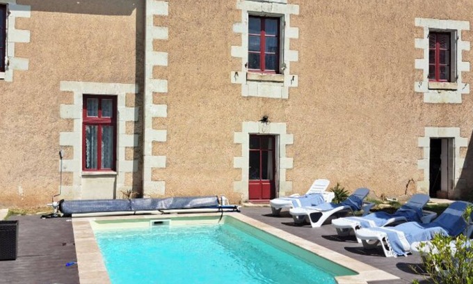 Savigny-sous-Faye Casa | Large vacation home in Savignoi - 7 bedrooms, private pool