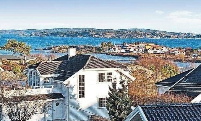 Stavern Casa | Large vacation home right on the coast in a cozy summer town