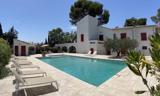 Sernhac Villa | Gran villa rodeada de pinos en Provenza