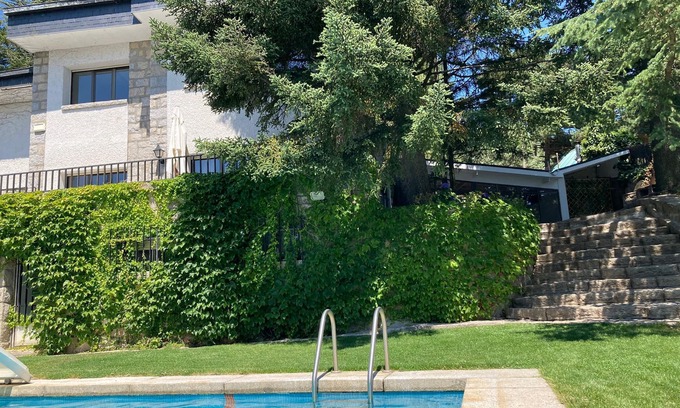 Navacerrada Chalet De Esquí | Gran chalet con piscina en Navacerrada