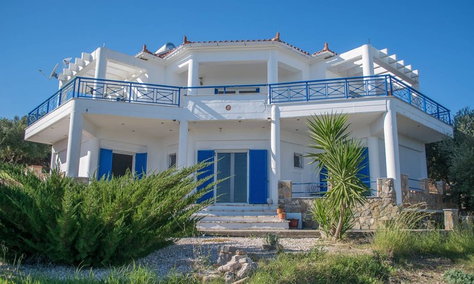 Kakorrevma Villa | Gran villa en un entorno tranquilo y privado.