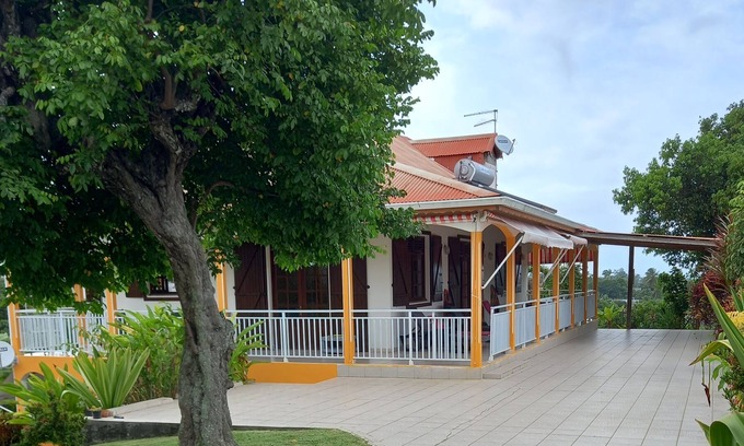 Circuit 1C1 Villa | '' Gran villa con vistas al campo ''