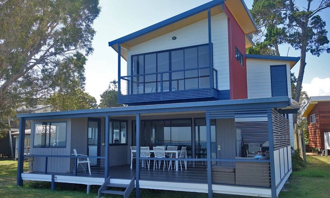 Amity Point Casa | Large waterfront home with bay views to Moreton Island
