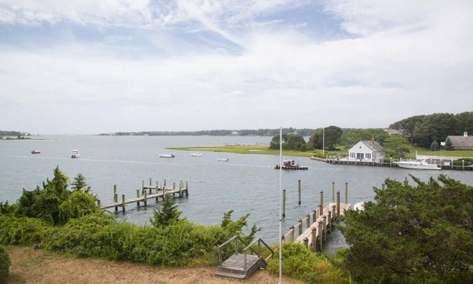 Osterville Casa | Disfrute de los barcos a medida que avanzan desde esta gran y clásica casa de verano de Cape Cod