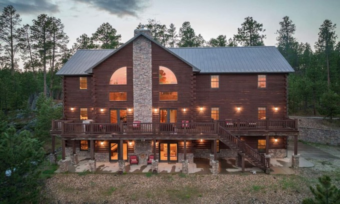 Deadwood Cabina | Largest Black Hills Lodge - Sleeps 30 - 13 Bedroom