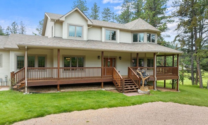 Hill City Cabina | Largest Hill City Cabin-Sleeps 20 with Hot Tub