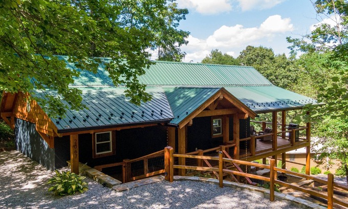 Newland Casa | Lark Hollow - Pet Friendly Cottage with Hot Tub near Banner Elk
