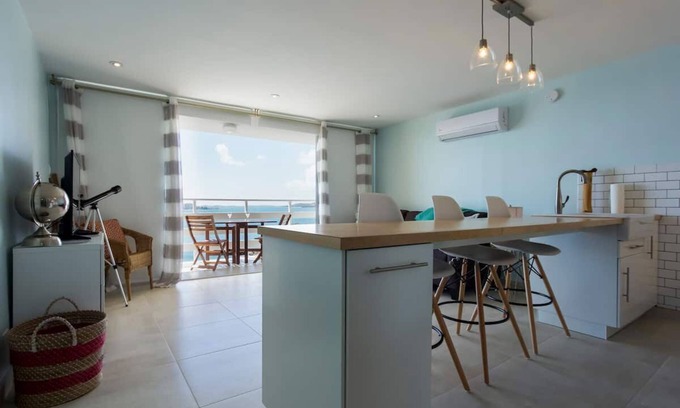 Cabezas Condominio | LISTA DE NUEVO - Completamente remodelado, condominio frente al mar
