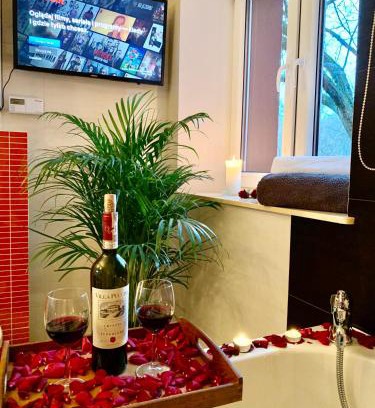 Slupsk Apartamento | LAS SŁUPSKI PREMIUM LOVE APARTAMENT NR5 Wifi Netflix Smart TV50 full kitchen double bathtub up to 4 people full pleasure quality stay