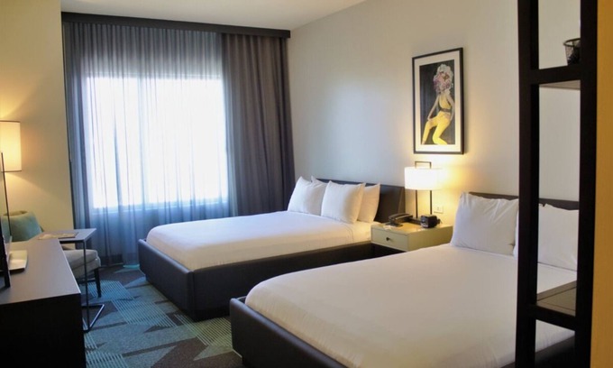 Downtown Las Vegas Apartamento | Las Vegas Escape! 2 Large Units Near Bellagio and Shark Reef Aquarium!