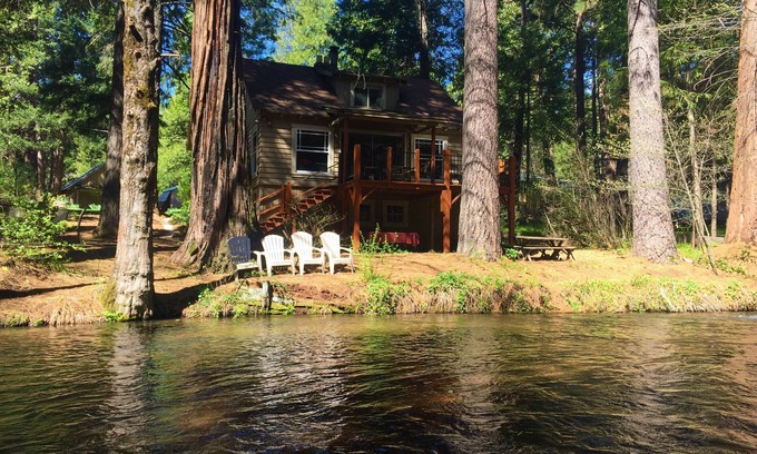 Shingletown Casa | Lassen Creek-Side 4 dormitorios con Sequoias Pines y cedros gigantes