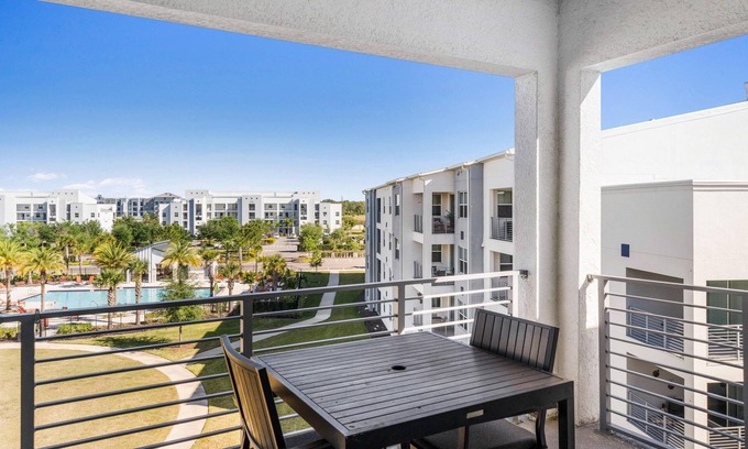 Kissimmee Apartamento | Last Minute Disney Getaway! Luxury Condo with Private Balcony. Book Now! #119393
