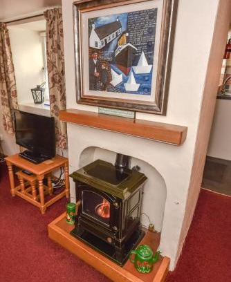 Carrickfergus Casa | Last-Minute Escapes l Sleeps Up to 4 l A delightful thatched cottage with all the modern facilities you will require l There are 2 bedrooms, one with a double bed l the other with two singles l Carrick Thatched Cottage l WeStayBelfast