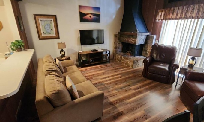 Kings Beach Condominio | Last Minute Only! Comfy Condo Close to NorthStar and Lake “The Happy Haven”