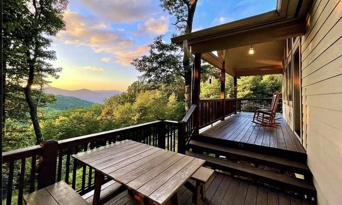 Boone Cabaña | BEAUTIFUL UPDATED CABIN WITH AMAZING MOUNTAIN VIEWS AND HOT TUB NEAR BOONE & BR