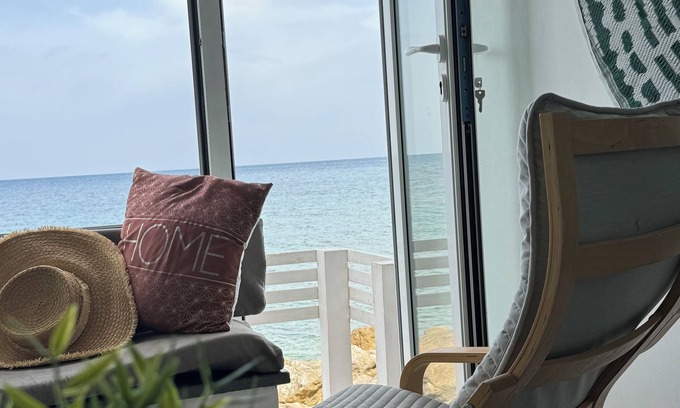 Trabia Apartamento | Pequeña casa junto al mar, acceso privado a la playa, estacionamiento cubierto